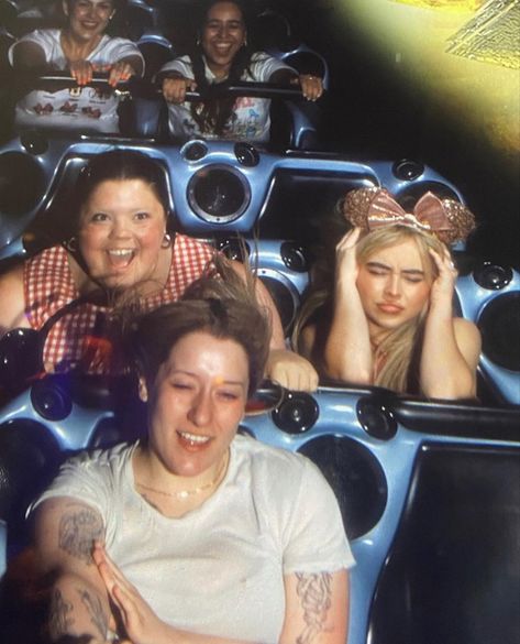 sabrina carpenter, disneyland, disney ride pic Disney Florida, Pocket Princess, Celebrity Selfies, Disney Photo Ideas, Disney Rides, Celebrity Singers, Dream Friends, Disney Photos, Disney Aesthetic