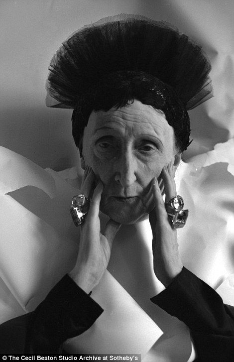 Dame Edith Sitwell, poet, critic and renowned eccentric, would dine with the Devonshires at Chatsworth in a full-length fur coat.  Check out those rings! Edith Sitwell, Duchess Of Devonshire, The Duchess Of Devonshire, Mitford Sisters, Duke Of Devonshire, Susan Sontag, Cecil Beaton, Dramatic Style, Boat Race