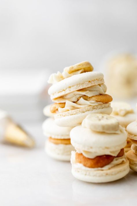 Banana Pudding Macarons - Posh Little Designs Easy Macaroons Recipe, Macaron Filling, Pudding Flavors, Macaron Cake, Macaron Flavors, Southern Desserts, Macaron Cookies, Nilla Wafers, French Macaroons