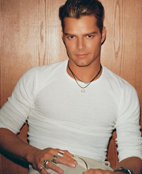 Your Daily Dose of Ricky Martin White Outfit For Men, 2015 Outfits, Ricky Martin, Most Handsome Men, Taylor Swift Pictures, Shakira, Photo Instagram, Celebrities Male, Michael Jackson