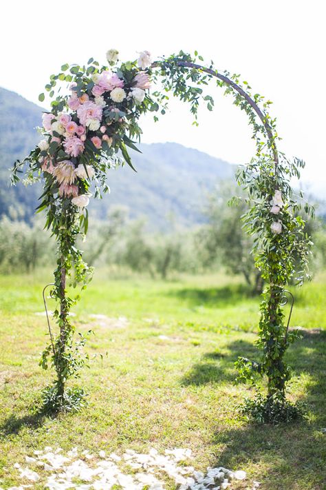 White Protea, Wedding Alter, Wedding Gate, Floral Arches, Arbor Decor, Pink Green Wedding, Peonies And Roses, Wedding Alters, Flower Arch