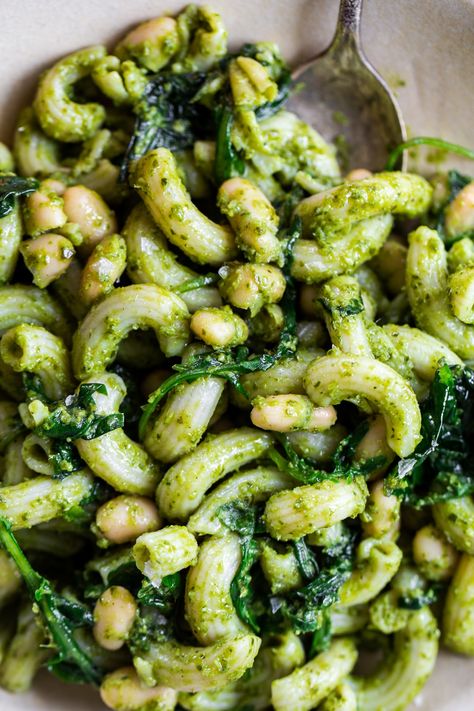 This Easy White Bean Pesto Pasta is made with four ingredients, in one-pan, and ready in about 15 minutes! This recipe is easily made gluten-free and vegan, and makes the perfect easy vegan dinner. Pesto White Bean, White Bean Pesto, White Bean Pasta, Pesto Uses, Spinach Pesto Pasta, Spinach Basil Pesto, Salty Recipes, Red Pesto, Pesto Pasta Recipes