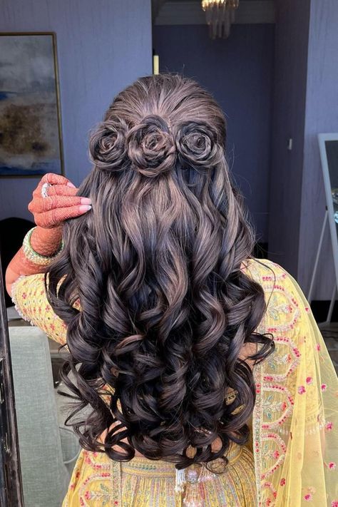 Introducing 55+ Hairstyles for Mehendi Ceremony. #weddingbazaar #indianwedding #mehendihairstylebride #mehendihairstylebridessimple #mehendihairstylebridebraids #mehendihairstylesimple #mehendihairstyleforshorthair Bridal Makeup Videos, Mehendi Function, Cute Wedding Hairstyles, Engagement Hairstyles, Bridal Hairdo, Cute Quick Hairstyles, Traditional Hairstyle, Bridal Hair Buns, Indian Wedding Hairstyles