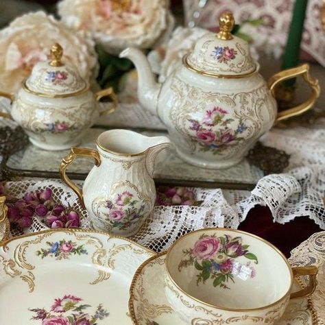 Media posts by 🕯🏰 (@regencyspirit) / X Vintage Crockery, Pretty Mugs, Food Storage Container Set, Antique Dishes, Tea Sets Vintage, Antique Tea, Tea Art, China Patterns, Antique China