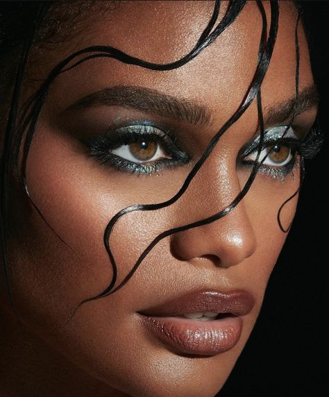 High Fashion Makeup Editorial, Wet Look Hair, Makeup Editorial, Edit On Instagram, Shooting Studio, Caught In The Rain, High Fashion Makeup, Hair Photography, Photoshoot Makeup