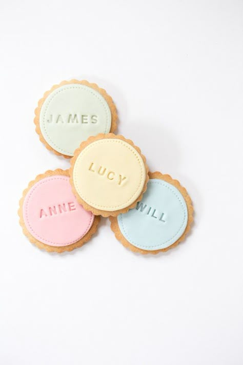 Biscuit Wedding Favours, Green Wedding Favors, Birthday Biscuits, Personalised Biscuits, Vintage Wedding Favors, Homemade Wedding Favors, Wedding Favors Diy, Inexpensive Wedding Favors, Wedding Favors And Gifts