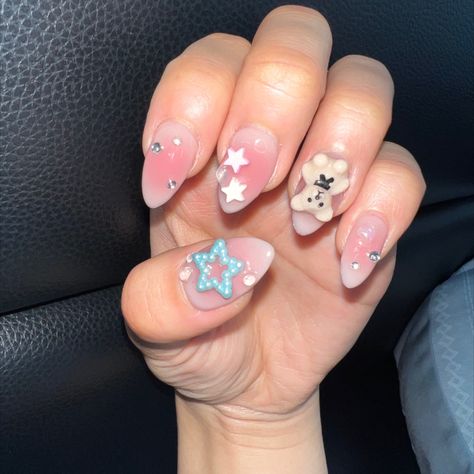 newjeans 뉴진스 minji phoning detail nail inspo icon 240624 Newjeans Nails, Minji Phoning, Nails Details, Idol Nails, Minji Newjeans, Nail Inspo, Gel Nails, Manicure, Nail Art