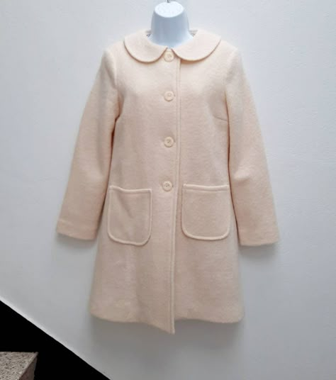 "60s Wedding Coat inspired by Audrey Hepburn Handmade coat 100% wool It comes with lining Wool is not machine washable, only dry clean Different colors are also available with a price supplement, so I can order them for you and make you the garment, please check that with me ORDER Handmade coat, allow at least 3 weeks +delivery time You can choose your own measurements, length. Special request are easy, just add this listing to your cart https://www.etsy.com/listing/624364219/special-requests?re White Coat Wedding, 60s Coat, Audrey Hepburn Inspired, 60s Women, Wedding Coat, Mod 60s, Coat Winter, White Coat, Audrey Hepburn