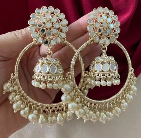 Golden Jhumka, Capsule Wardrobe Jewelry, Indian Wedding Jewelry Sets, Indian Accessories, Pretty Jewelry Necklaces, Fancy Jewellery Designs, Antique Jewelry Indian, Indian Jewelry Sets, Bangles Jewelry Designs