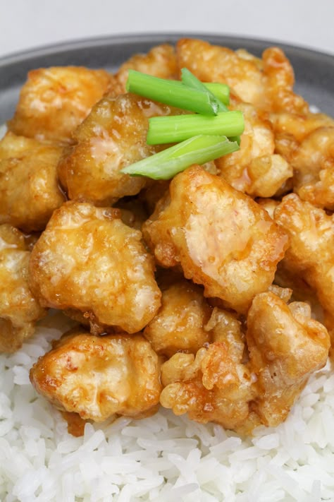 Crispy Honey Chicken PF Changs Copycat - Bad Batch Baking - Restaurant Copycat Recipes & Family Favorites Crispy Honey Chicken Recipe, Pf Changs Copycat, Crispy Honey Chicken, Honey Chicken Recipe, Restaurant Copycat Recipes, Restaurant Recipes Famous, Batch Baking, Restaurant Copycat, Pf Changs