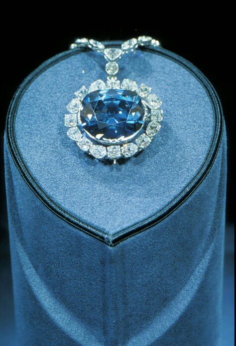 Hope diamond National Museum Of Natural History, Hope Diamond, The Mona Lisa, Museum Of Natural History, Royal Jewels, Crown Jewels, The Hope, Precious Gems, Gorgeous Jewelry