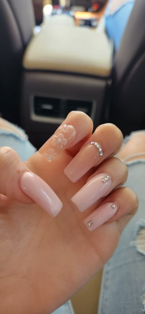 Nail Art Designs Jewels, Mail Ideas With Diamonds, Natural Pink Nails With Rhinestones, Fake Nails With Gems, Short Nails With Diamonds Rhinestones, Nail Designs With Rhinestones Simple, Simple Gem Nails Rhinestones, Light Pink Nails With Diamonds, Mail Gem Designs