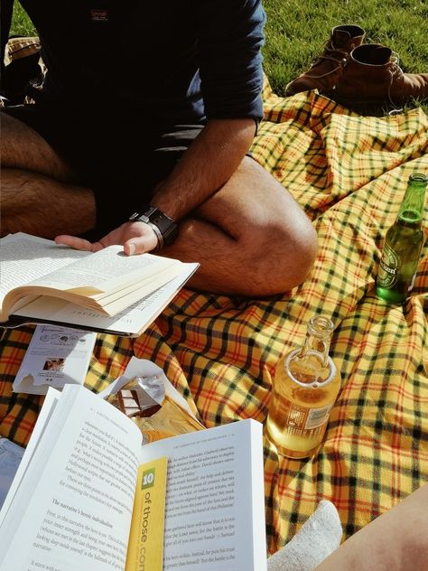 Reading Books Together Couple Aesthetic, Reading Date Aesthetic Couple, Reading Dates Aesthetic, Reading Aesthetic Men, Summer Date Night Aesthetic, Reading Couple Aesthetic, Park Reading Aesthetic, Men Reading Aesthetic, Reading Date Aesthetic