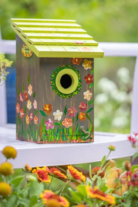 Hand Painted Birdhouses, Homemade Bird Houses, Birdhouse Craft, Bird Houses Ideas Diy, Bluebird House, Birdhouse Designs, Bird Houses Painted, Decorative Bird Houses, Bird Houses Diy