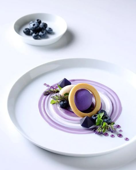 Lavender Mousse, Gourmet Desserts Presentation, Deconstructed Food, Fine Dining Plating, Food Presentation Plates, Fine Dining Desserts, Food Plating Techniques, Gourmet Food Plating, Dessert Original