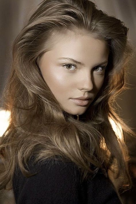 Coffee Hair Color, Hair Colour For Green Eyes, Ash Brown Hair Color, Coffee Hair, Magdalena Frackowiak, Ash Hair Color, Hair Color Unique, Model Aesthetic, Dark Blonde