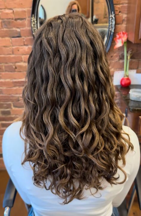 “Irish Hair” Is TikTok’s New Term For This Common Curl Pattern | Allure Irish Curls Haircut, Irish Curls, Curl Pattern Chart, Irish Hair, Scalp Cleanse, Allure Beauty Box, Allure Beauty, Wavy Haircuts, Oily Scalp