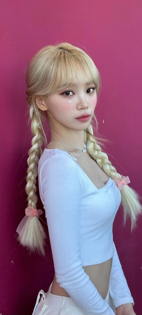 chaewon lesserafim lockscreen/wallpaper icon Chaewon Smart, K-pop Idols, Chaewon Blonde, Chaewon Lockscreen, Lesserafim Lockscreen, Chaewon Wallpaper, Lesserafim Chaewon, Le Sserafim Chaewon, Chaewon Lesserafim