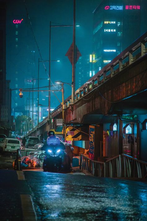 Photographer Noe Alonzo Seoul at Night – SEOUL Magazine Seoul At Night, Rainy Photos, Seoul Night, Neon Noir, Phone Design, Night City, Urban Photography, Cyberpunk, At Night