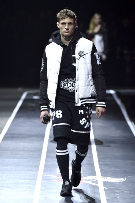 PLEIN SPORT AUTUMN/WINTER 2017-2018 Ktz Menswear, Sport Wear Mens, Hypebeast Fashion Streetwear, Mens Fashion Ideas, Cyberpunk Outfit, Sports Fashion Men, Luxury Sportswear, Mens Tights, Sporty Outfits