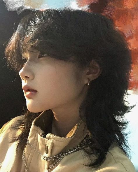 Chin Tilt Kiss, Short Hair In The Front Long In The Back, Jellyfish Haircut Round Face, Jellyfish Mullet, Super Layered Hair, Jellyfish Haircut Curly, Jellyfish Haircut, Tomboy Haircut, Long Mullet