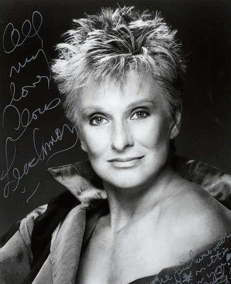 Cloris Leachman First Day School Sign, Cloris Leachman, Short Spiky Hairstyles, Julia Louis Dreyfus, First Day School, School Signs, Golden Globe Award, Emmy Awards, Famous Celebrities