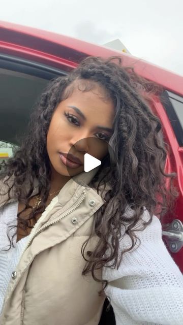 Chelsea Lauryn on Instagram: "Aged Lauryn locs 2.0 on myself ✨ I love messy looks 😍😍😍 How do I maintain my curls??? 🌱Bonnet at night  🌱Foam, rose water and spray bottle  🌱Finger separating my curls or Demi brush I personally love my curls to age with my style and don’t care for defined curls so I don’t daily maintain my curl. I do this as needed to my preference.  ————————————————————- 𝗦𝗲𝗮𝘁 𝘁𝗶𝗺𝗲: 4 hours 𝗖𝗼𝗹𝗼𝗿: #4 ————————————————————- 🌱𝗗𝗘𝗖𝗘𝗠𝗕𝗘𝗥 𝗕𝗢𝗢𝗞𝗜𝗡𝗚𝗦 𝗔𝗥𝗘 𝗢𝗣𝗘𝗡 🌱 - - ▫️𝐋𝐈𝐍𝐊 𝐈𝐍 𝐁𝐈𝐎 𝐅𝐎𝐑 𝐏𝐑𝐈𝐂𝐈𝐍𝐆 & 𝐀𝐕𝐀𝐈𝐋𝐀𝐁𝐈𝐋𝐈𝐓𝐘 #protectivestyles #charlottebraider #cltlocs #cltsoftlocs #cltfauxlocs #cltboxbraids #knotlessbraids #fauxlocs #cltloctician #cltlashes #cltbraids #cltsoftlocs #cltknotless #butterflylocs #atlfauxlocs #lisabone Eva Marcille Locs, Eva Marcille, 4 December, Defined Curls, Locs Hairstyles, Faux Locs, Rose Water, 4 Hours, Protective Styles