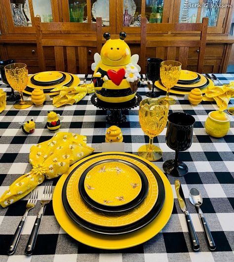 Buffalo Plaid Tablescape, Bee Decorations, Whispers Of The Heart, Tablescapes Spring, Spring Table Settings, Deco Living, Jar Centerpieces, Tablescape Ideas, Easter Tablescapes