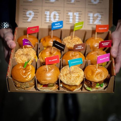 Burger Catering Ideas, Mini Burgers Party, Burger Aesthetic, Burger Business, Burger Packaging, Burger Place, Food Stall Design, Burger Shop, Burger Party