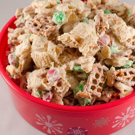 Reindeer Munch | "Easy and fun to make this snack with the kids." Reindeer Munch, Reindeer Snack, Sugar Coated Pecans, Christmas Eve Appetizers, Handmade Sweets, Best Christmas Appetizers, Sweat Treats, Snack Mixes, Festive Appetizers