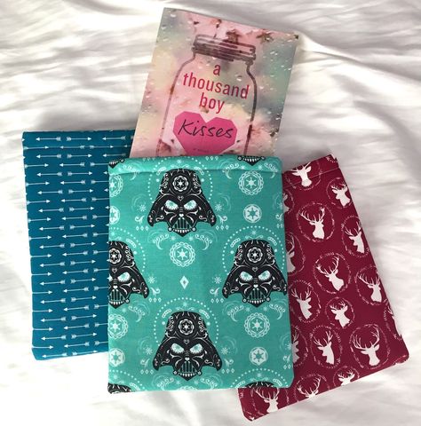 If you're on Instagram and follow the bookish community, then you've probably seen the adorable book sleeves made by  Book Beau . I hav... Book Cozy Pattern, Padded Book Sleeve Pattern, Booksleeves Tutorial, How To Make A Book Sleeve, Book Pouch Sewing Pattern, Diy Kindle Sleeve, Kindle Sleeve Pattern, Book Sleeve Diy, Book Sleeve Sewing Pattern