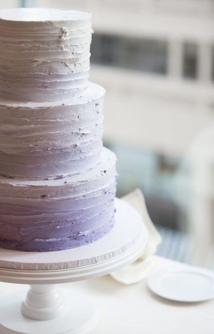 Picture of a textural ombre lilac wedding cake of three tiers is a chic and stylish idea to go for Wedding Cake Purple Ombre, Purple Ombre Wedding, Blush Cake, Ombre Cakes, Ombre Wedding Cake, Cake Texture, Ombré Cake, Lavender Ombre, Vintage Pasta