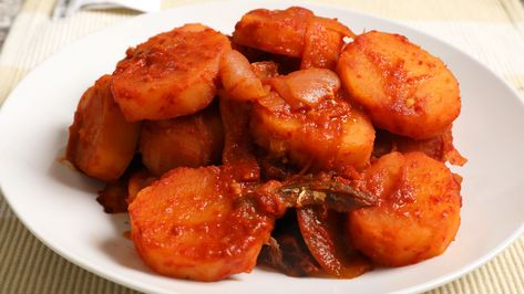 Spicy braised potatoes (Maeun-gamja-jorim: 매운감자조림) recipe - Maangchi.com Korean Braised Potatoes, Gamja Jorim, Braised Potatoes, Maangchi Recipes, Korean Potatoes, Easy Korean Recipes, Potato Side Dish, Korean Side Dishes, Easy Potato Recipes