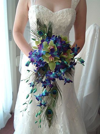 Peacock Wedding Bouquet, Peacock Wedding Ideas, Feather Bouquet, Hydrangea Bouquet Wedding, Groom Style Wedding, Peacock Wedding Theme, Peacock Theme, Prom Flowers, Peacock Wedding