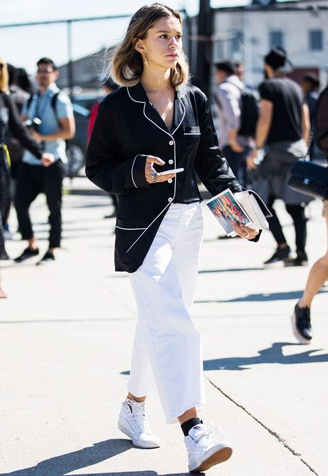 How to Wear White Jeans for a British Summer via @WhoWhatWearUK White Jeans Summer, How To Wear White Jeans, Pyjama Trend, West Coast Fashion, Style Casual Chic, White High Tops, Street Style Inspiration, 가을 패션, Street Chic