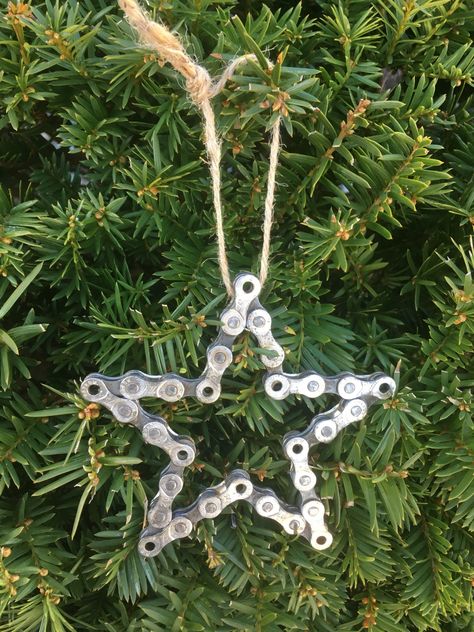 Bike Chain Ornaments, Hardware Crafts, Recycle Decor, Chain Crafts, Bicycle Crafts, Upcycled Bike, Bicycle Chains, Blacksmith Forge, Ornaments Tree