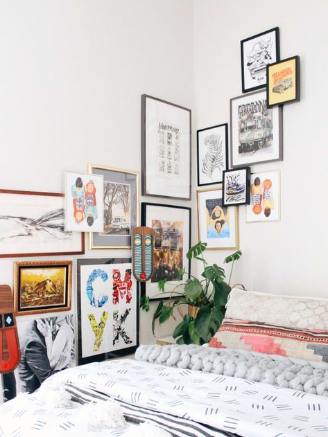 The Best Things You Can Do for a Blank, Forgotten Corner Yes! you can hang things on top of each other. Corner Gallery Wall, Gallery Wall Design, Wall Trends, Wall Design Ideas, Gallery Wall Bedroom, Gallery Wall Layout, Room Corner, Wall Gallery, Inspiration Wall