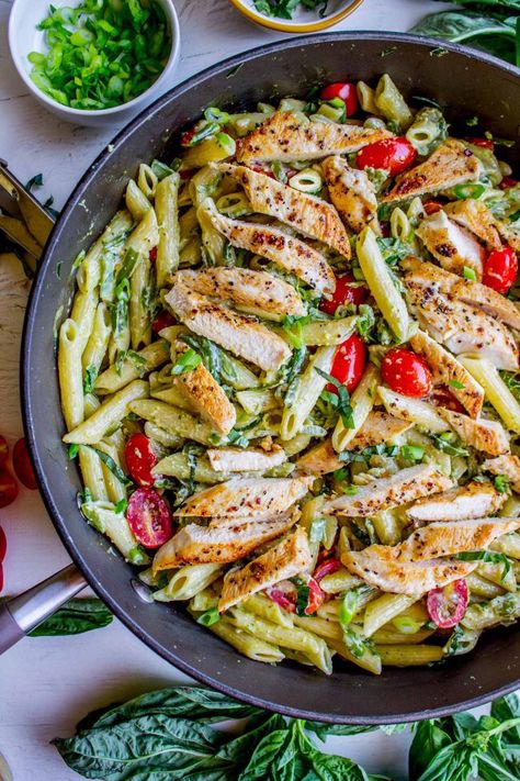 30 Minute Pesto Penne with Chicken and Cherry Tomatoes from The Food Charlatan. This 30 Minute Pesto Penne Chicken is your new favorite last minute dinner! It's done so quick, you can even used canned chicken if you are really crunched for time. Swap the frozen green beans and cherry tomatoes for whatever veggies you have on hand! #pesto #pasta #cherrytomatoes #easydinner #fast #greenbeans #chicken #penne #basil #greenonions #mayonnaise #skillet #dinner #easydinner #healthy #healthydinner Chicken With Pesto, Cherry Chicken, Penne Pesto, Recipe Low Calorie, Chicken Pesto Pasta, Pesto Pasta Recipe, Resep Pasta, Spring Pasta, Pasta Penne