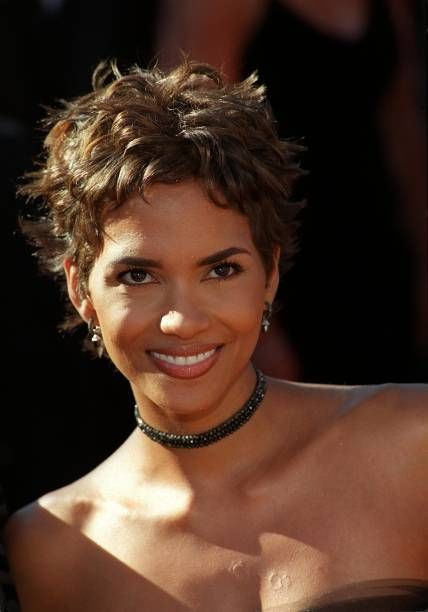 Halle Berry Hair, Halle Berry Short Hair, Halle Berry Pixie, 2000 Pictures, Halle Berry Hairstyles, Hally Berry, Berry Hair, Hair Today Gone Tomorrow, Longer Pixie Haircut