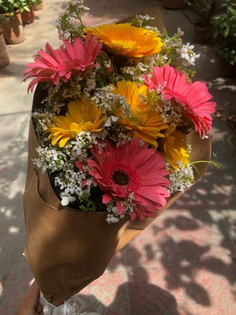 Flowers Bouquet Brown Paper, Flower In Brown Paper, Yellow And Pink Flower Bouquet, Flowers With Brown Paper, Daisy Bouquet Aesthetic, Brown Paper Flowers Bouquet, Bucket Flowers Aesthetic, Brown Paper Bouquet, Flowers In Brown Paper