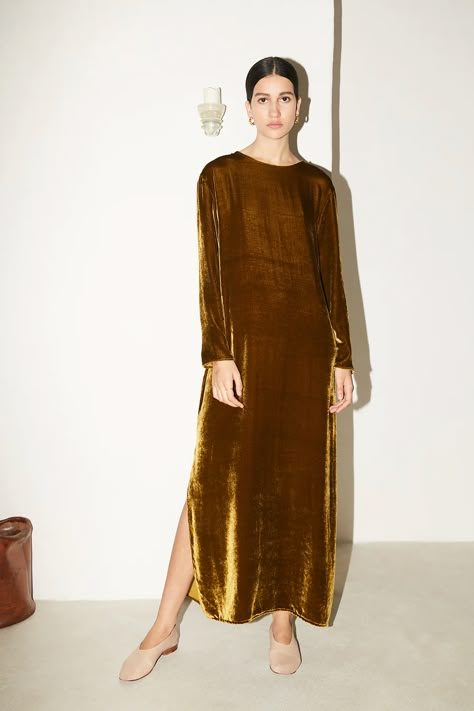 Velvet Dresses Outfit, Gold Velvet Dress, Silk Velvet Dress, Silk Kurti Designs, Minimal Dress, Velvet Fashion, Silk Velvet, Gold Dress, Fall Outfits Women