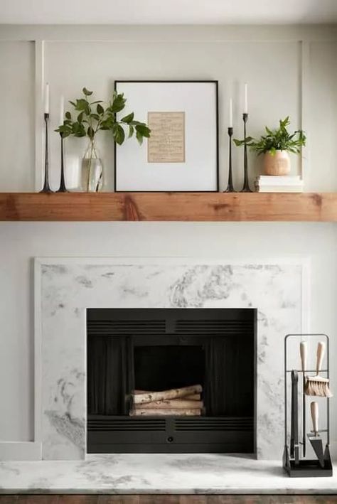 53+ Best Fireplace Tile Ideas and Designs (With Pictures) For 2022 Farmhouse Fireplace Mantel Decor, Farmhouse Fireplace Mantels, Modern Farmhouse Fireplace, Design Camino, Marble Fireplace Surround, Fireplace Mantle Decor, Fireplace Mantel Decor, Farmhouse Fireplace, Fireplace Remodel