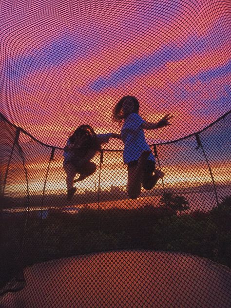 we jumped on the tramp in the sunset ahahha Trampoline Pictures, Trampoline Aesthetic Night, Jump Reference, Trampoline Aesthetic, Trampoline Photoshoot, Aesthetic Trampoline Pictures, Trampoline Photos, Trampoline Park Date, Trampoline Park Aesthetic Friends