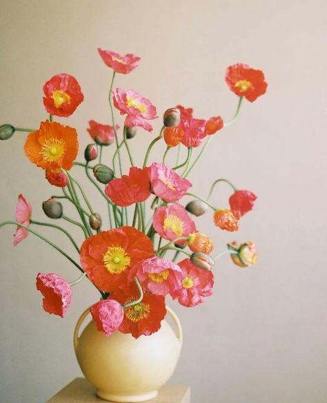 by IG yasminemei Sunday Flowers, Flower Vase Arrangements, Favorite Flower, Vase Arrangements, Tropical Landscaping, Abstract Flowers, Botanical Illustration, Oil Pastel, Pretty Flowers