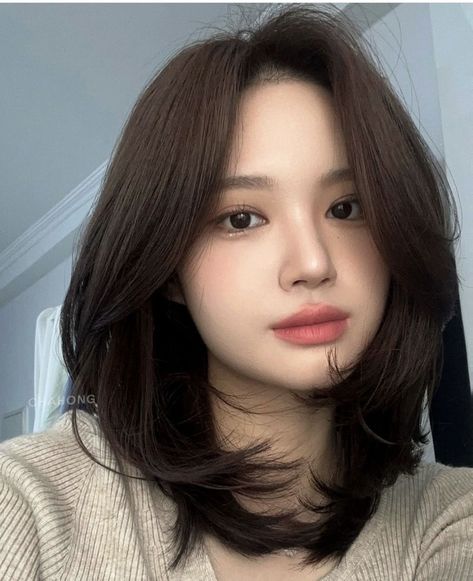 Rounded Lob Haircut, Layered Hair Medium Shoulder Length, Short Layered Haircuts Round Face, Hair Cut For Round Face Shape Girl Asian, Shoulder Length Hair Asian, Asian Haircut Medium Layered, Korean Haircut For Chubby Face, Asian Short Hair Round Face, Hairstyle Medium Hair