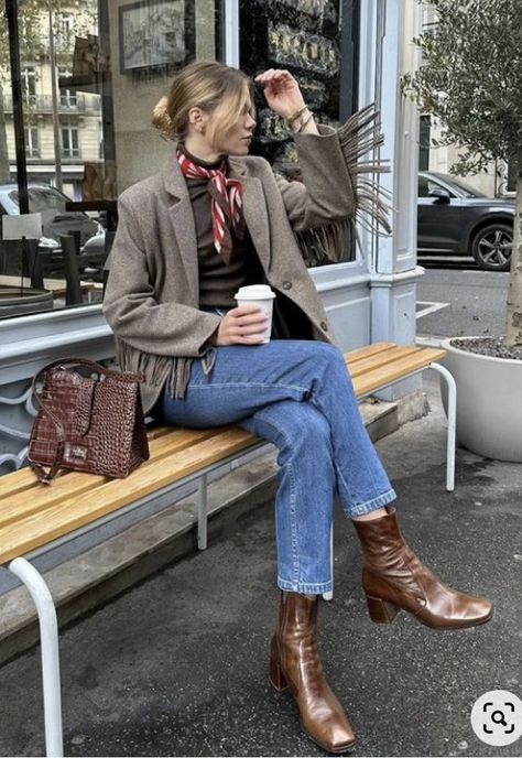 Parisian Chic Style Fall, Effortless Chic Outfits, Parisian Chic Style, Europe Outfits, Style Blazer, Fashion Hacks, Brown Tones, Paris Street Style, Paris Street