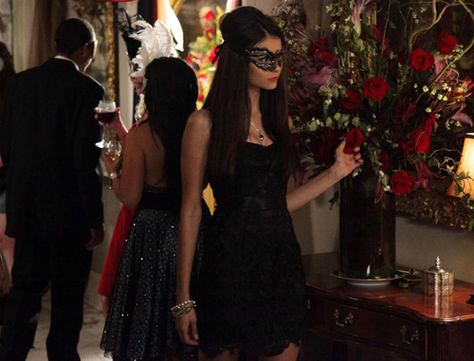 I love Katherine's dress and mask at the Mystic Falls Masquerade Ball from "Vampire Diaries"! Vampire Diaries Season 2, Masquerade Outfit, Vampire Diaries Outfits, Vampire Masquerade, Katerina Petrova, Harry Potter Percy Jackson, Vampire Diaries Stefan, Candice Accola, Vampire Diaries Seasons