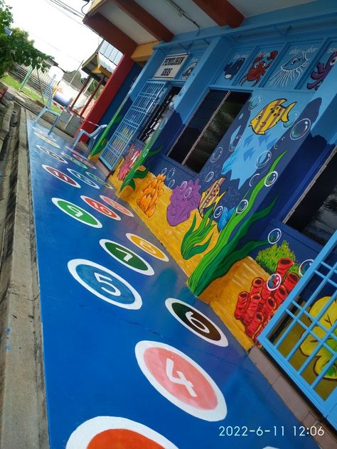 School Building Colour Ideas, School Wall Drawing Ideas, Kindergarten Classroom Wall Painting, School Wall Painting Ideas Classroom, Preschool Building Design, School Wall Art Ideas Classroom, Classroom Walls Paint, Educational Painting, Daycare Room Design