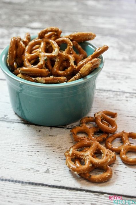 Garlic Rosemary Parmesan Pretzels - Tasty and Addicting Snack Parmesan Pretzels, Back To School Snacks, Pretzel Mix, Tailgate Snacks, Pub Grub, Salted Pretzel, Lunch Box Ideas, Pretzels Recipe, Amazing Appetizers