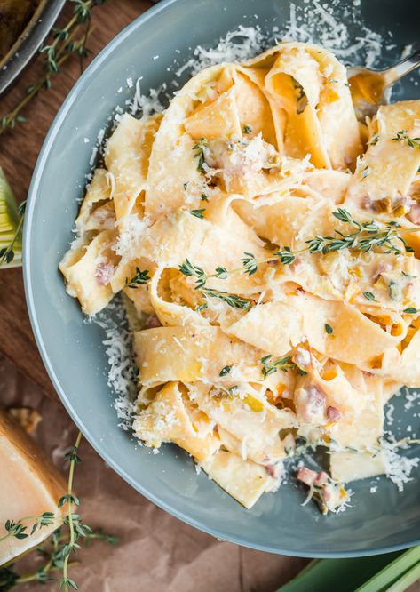 Creamy Leek and Pancetta Pappardelle Pasta! This recipe can be prepared in less than 30 minutes, and is scaled down for two! Leek Recipes, Pappardelle Pasta, Pasta Fatta In Casa, Breakfast Dinner, India Food, God Mat, Think Food, Fresh Pasta, Idee Pasto Sano